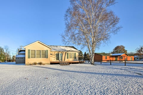 Cozy Riverfront Home w/ Fire Pit in Houghton Lake! House in Michigan