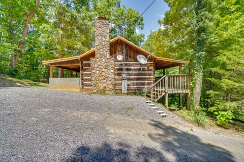 7 Mi to The Island in Pigeon Forge: Relaxing Cabin House in Sevier County