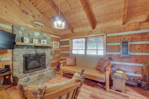 7 Mi to The Island in Pigeon Forge: Relaxing Cabin House in Sevier County