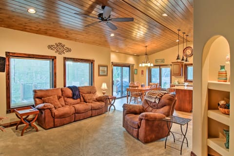 Black Hills Getaway w/ Deck - Near Hiking Trails! House in North Lawrence