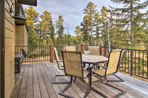 Black Hills Getaway w/ Deck - Near Hiking Trails! House in North Lawrence