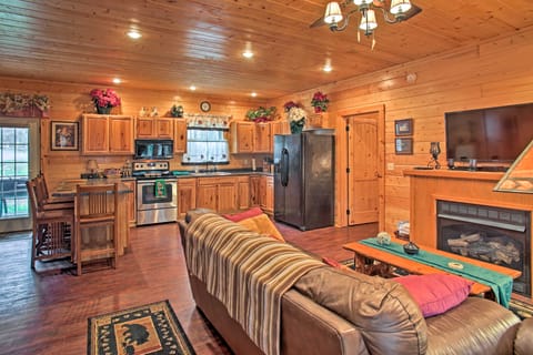 Creekside Cabin w/ Hot Tub in Gatlinburg! House in Sevier County