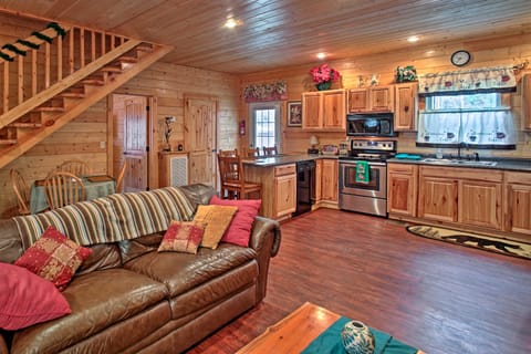 Creekside Cabin w/ Hot Tub in Gatlinburg! House in Sevier County