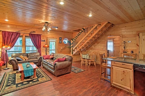 Creekside Cabin w/ Hot Tub in Gatlinburg! House in Sevier County