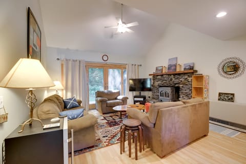 Waitsfield Condo w/ Pool & On-Site Trail Access! Apartment in Fayston