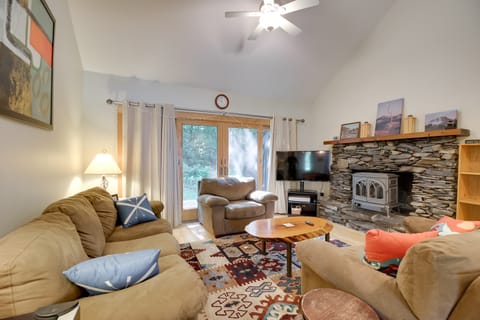 Waitsfield Condo w/ Pool & On-Site Trail Access! Apartment in Fayston