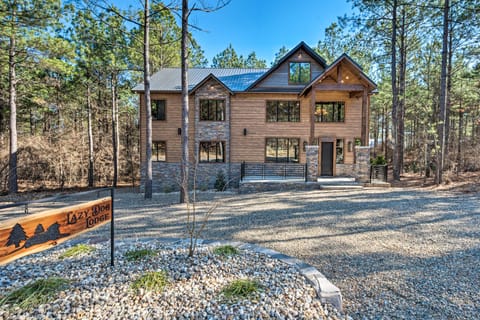 Broken Bow 'Lazy Dog Lodge' w/ Hot Tub, Pool Table House in Broken Bow