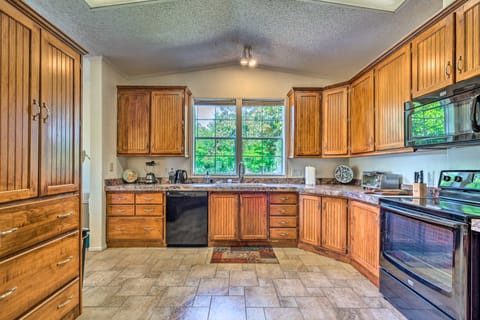 Family-Friendly Home w/ Deck by Rainbow Springs! House in Florida