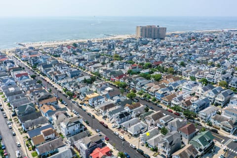 Darling Ocean City Cottage, 2 Blocks to Beach! Cottage in Ocean City