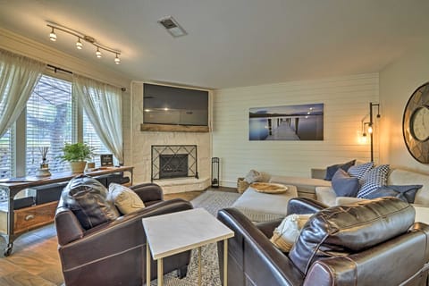 Modern Townhome w/ Patio, Next Door to Resort Apartment in Horseshoe Bay