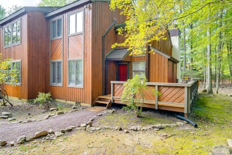Near Skiing & Lakes: Contemporary Poconos Townhome Apartment in Kidder Township