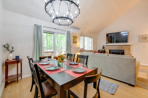 Near Skiing & Lakes: Contemporary Poconos Townhome Apartment in Kidder Township