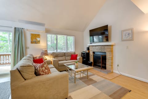 Near Skiing & Lakes: Contemporary Poconos Townhome Apartment in Kidder Township