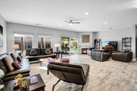 Near Downtown: Palm Springs Home w/ Mountain Views House in Palm Springs