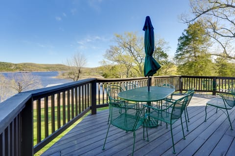 Relaxing Lakeview Retreat in Reeds Spring w/ Deck House in Table Rock Lake