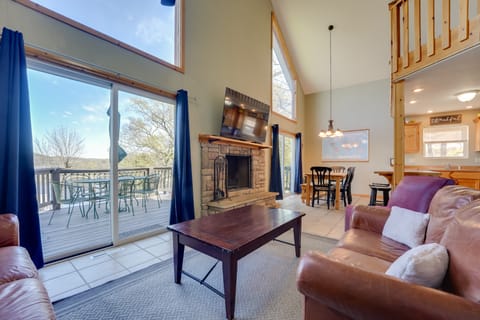 Relaxing Lakeview Retreat in Reeds Spring w/ Deck House in Table Rock Lake