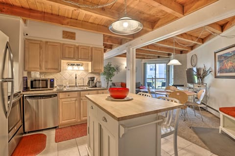 Ski Shuttle & Pool: Modern Silverthorne Condo! Apartment in Wildernest