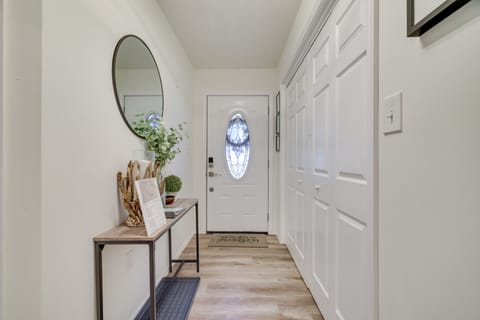 7 Mi to Camelback Mtn: Chic Penn Estates Home House in Stroud Township