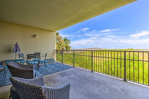 Dauphin Island Condo w/ Pool, Balcony & Ocean View Apartment in Dauphin Island