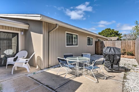 Half-Mi to Beach Access: Sunny Miramar Villa! Apartment in Miramar Beach