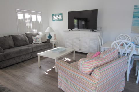 Half-Mi to Beach Access: Sunny Miramar Villa! Apartment in Miramar Beach