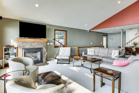 Spacious Edgerton Home w/ Private Beach & Views! House in Wisconsin