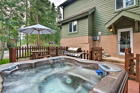 Walk to Ski Shuttle: Spacious Breck Gem w/ Hot Tub Apartment in Breckenridge