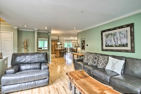 Walk to Ski Shuttle: Spacious Breck Gem w/ Hot Tub Apartment in Breckenridge
