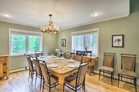 Walk to Ski Shuttle: Spacious Breck Gem w/ Hot Tub Apartment in Breckenridge