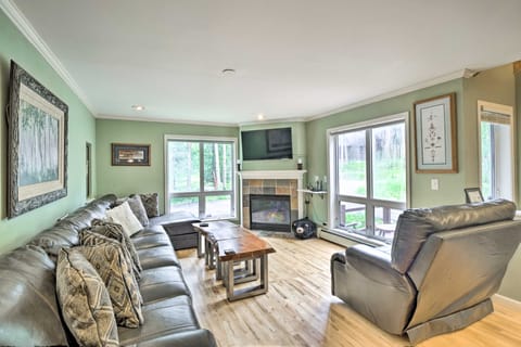 Walk to Ski Shuttle: Spacious Breck Gem w/ Hot Tub Apartment in Breckenridge