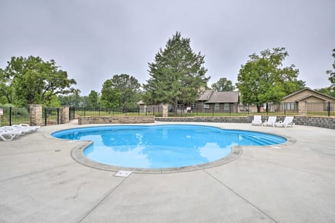 ‘The Cozy Cottage’ w/ Lake Taneycomo Access! Apartment in Ozark Mountains