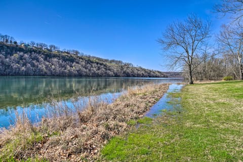 ‘The Cozy Cottage’ w/ Lake Taneycomo Access! Apartment in Ozark Mountains