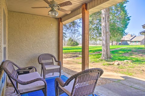 ‘The Cozy Cottage’ w/ Lake Taneycomo Access! Apartment in Ozark Mountains