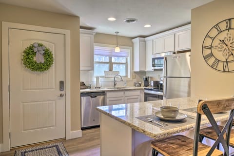 ‘The Cozy Cottage’ w/ Lake Taneycomo Access! Apartment in Ozark Mountains