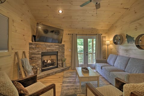 Private Hot Tub & EV Charger: Cozy Murphy Cabin! House in Tennessee