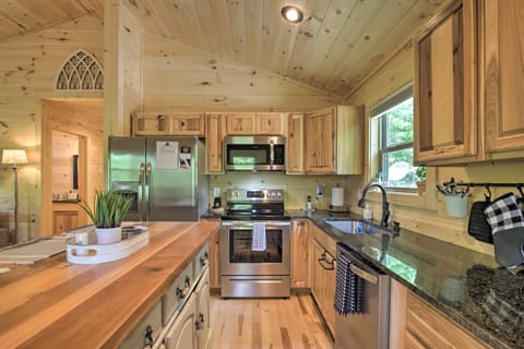 Private Hot Tub & EV Charger: Cozy Murphy Cabin! House in Tennessee