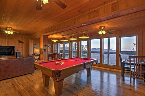 Hot Tub & Mtn Views: Scenic Cabin in Gatlinburg! House in Gatlinburg