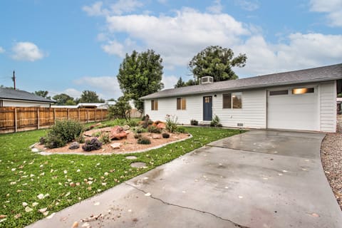 1 Mi to Winery: Clifton Escape w/ Grill & Yard! House in Colorado