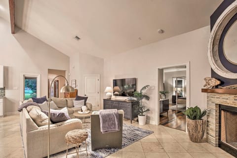 4-Season Boathouse, Hot Tub! Guadalupe River Oasis House in Seguin