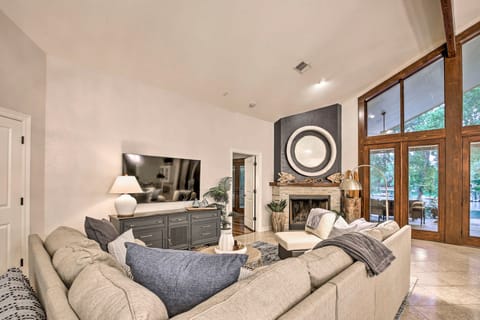 4-Season Boathouse, Hot Tub! Guadalupe River Oasis House in Seguin