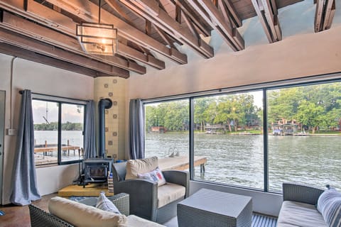 4-Season Boathouse, Hot Tub! Guadalupe River Oasis House in Seguin