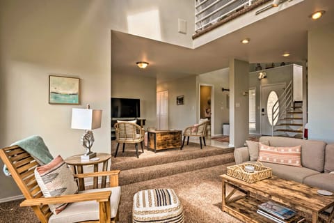 Chic Coos Bay Home w/ Pacific Ocean Views! House in Coos Bay