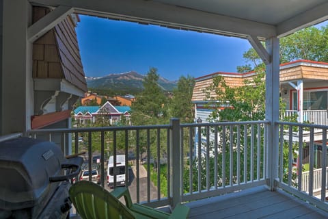 Ski & Unwind Fireside: Main St Condo in Tannhauser Apartment in Breckenridge