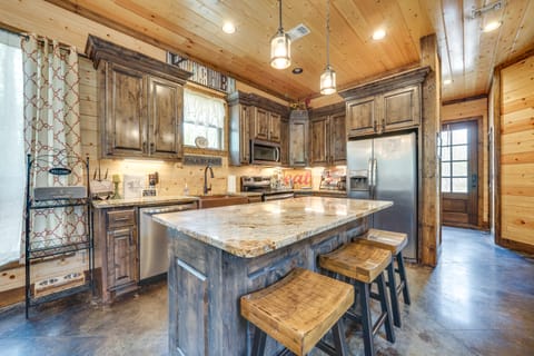 Hot Tub & Fire Pit: Broken Bow Retreat! House in Broken Bow