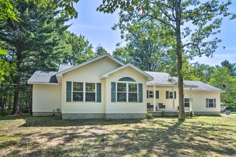 Upscale Family Cottage < 1 Mi to Higgins Lake House in Michigan