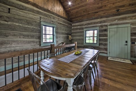 ‘Bross Brother's Cabin’ w/ Wraparound Porch! House in St. Peters