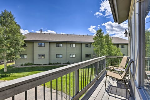 3-Story Home w/ Balcony ~ 6 Mi to Winter Park! Apartment in Fraser