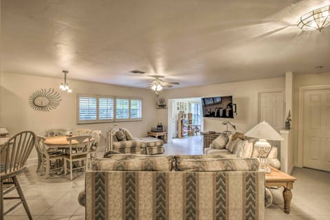 Spacious Naples Home < 1 Mi to Vanderbilt Beach! House in Naples Park