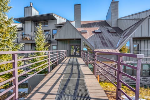 Relax in our hot tub after world class skiing Apartment in Wildernest