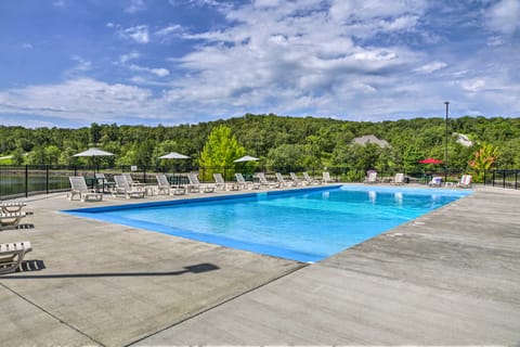 Relax Poolside! Condo 2 Mi to Silver Dollar City Apartment in Table Rock Lake